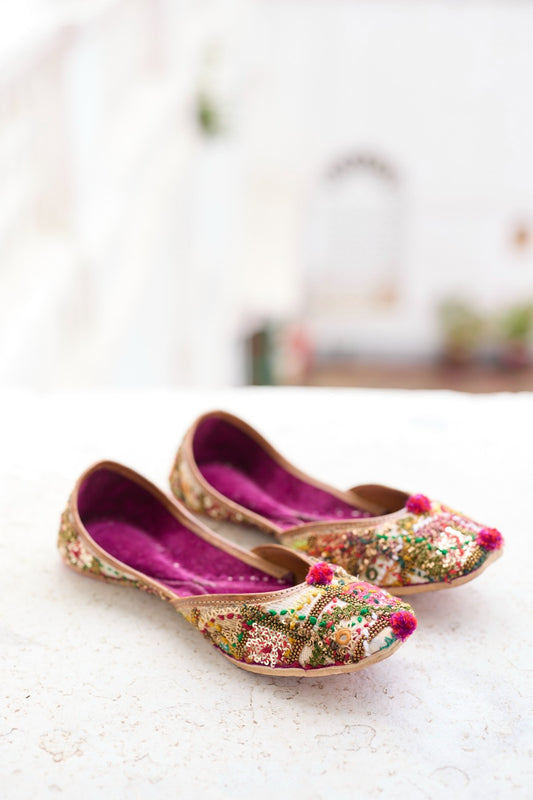 Safed Gulab Jutti